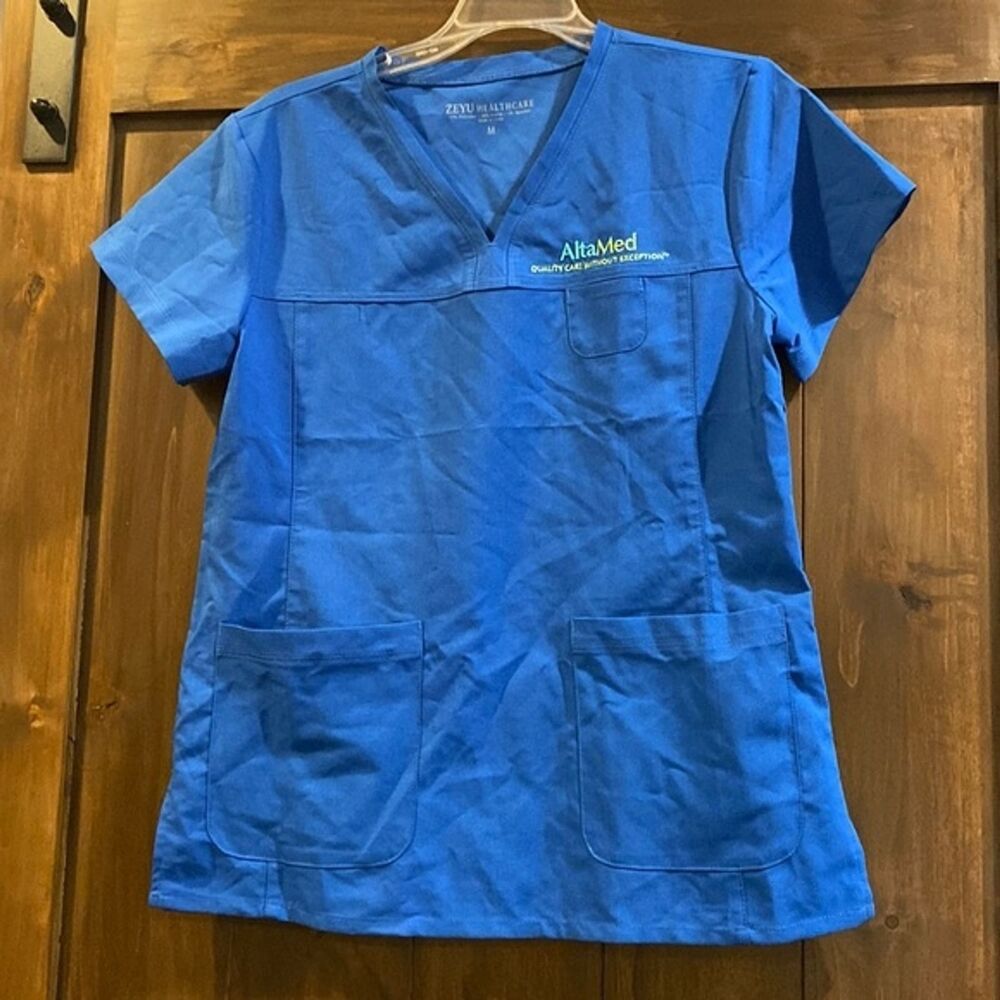 E893 Zeyu Scrub top Women’s Sz. Med Royal NWOT Alta Med Logo Embroidered